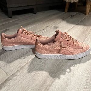Womens Pink basket weave PUMAs. Size 8.5